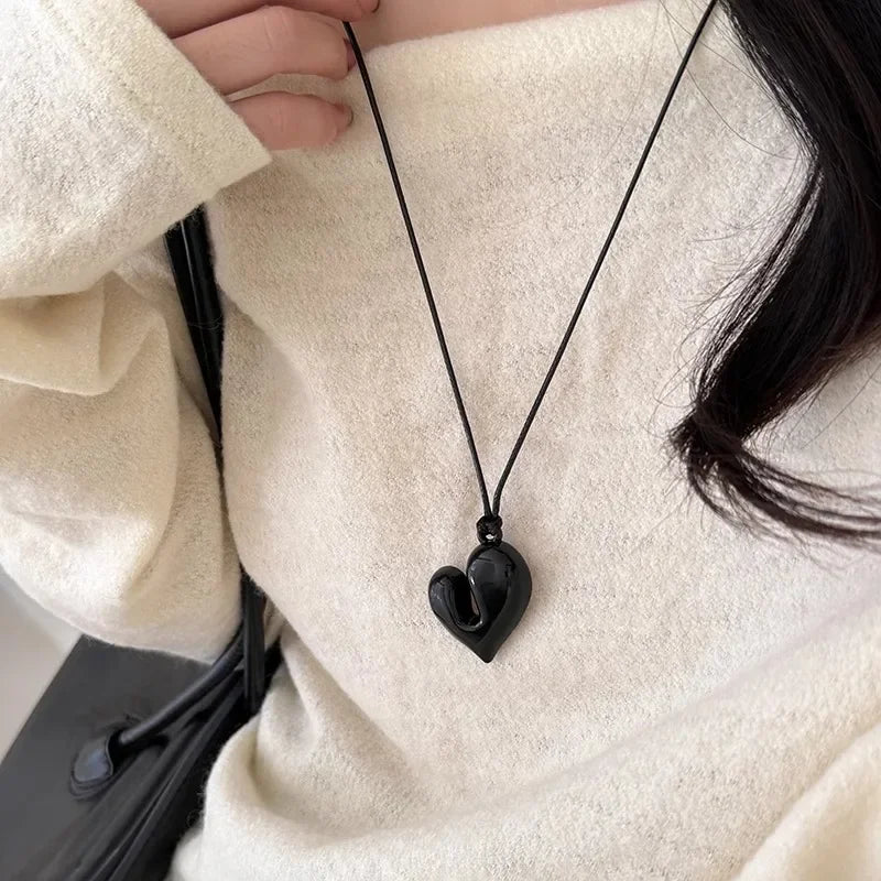 Collier en Lacet avec Pendentif Coeur noir