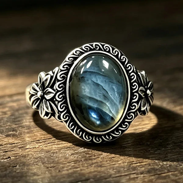 Ring in antieke stijl met labradoriet 