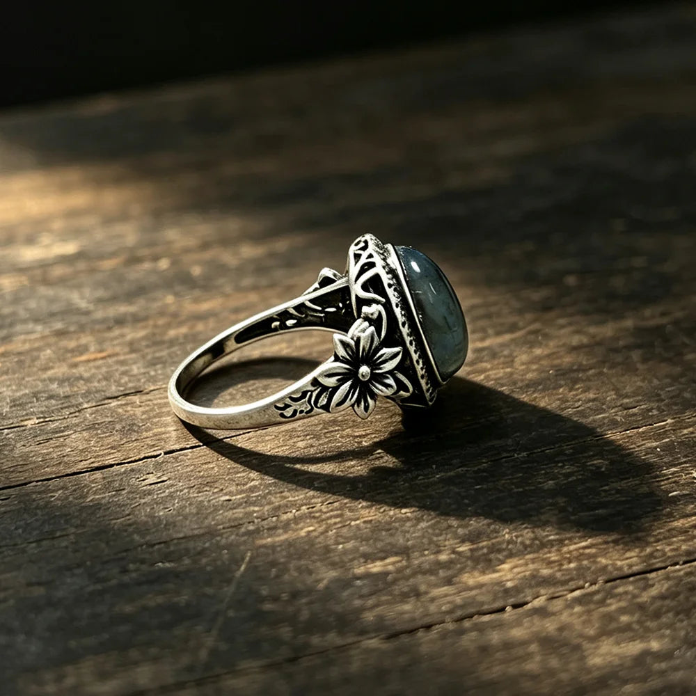 Ring in antieke stijl met labradoriet 