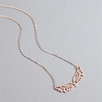 Halsketting met grote hanger in de vorm van engelenvleugels in roségoud