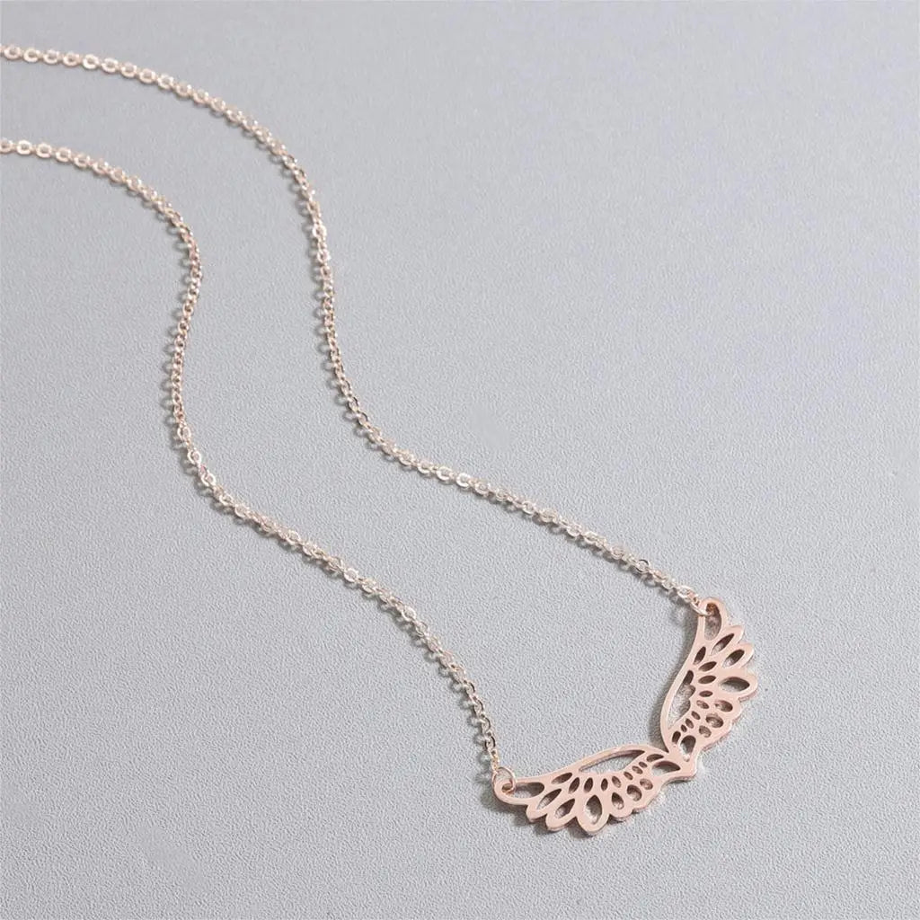 Halsketting met grote hanger in de vorm van engelenvleugels in roségoud