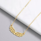 Halsketting met grote hanger in de vorm van engelenvleugels in goud