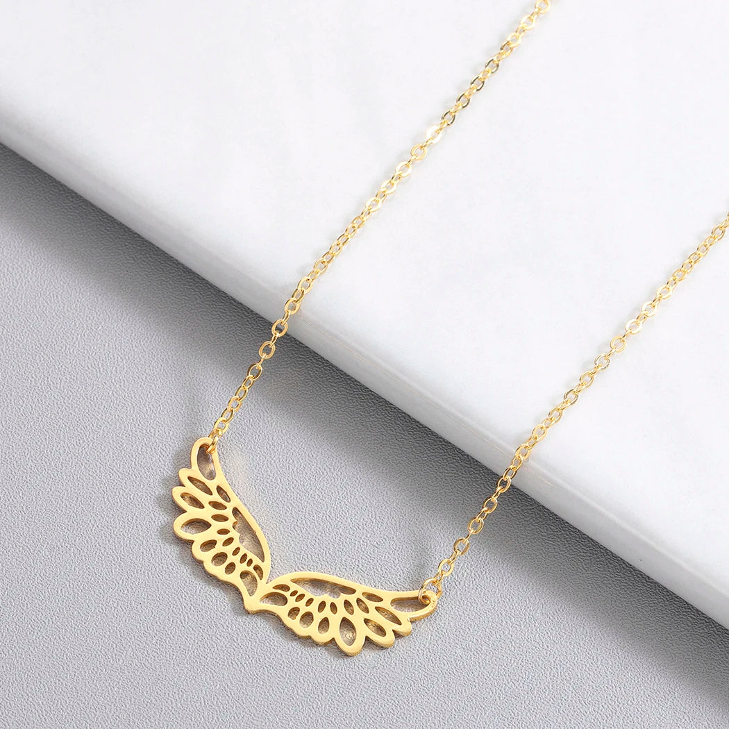 Halsketting met grote hanger in de vorm van engelenvleugels in goud