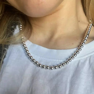 Elégant Collier Femme en Perles Argentées