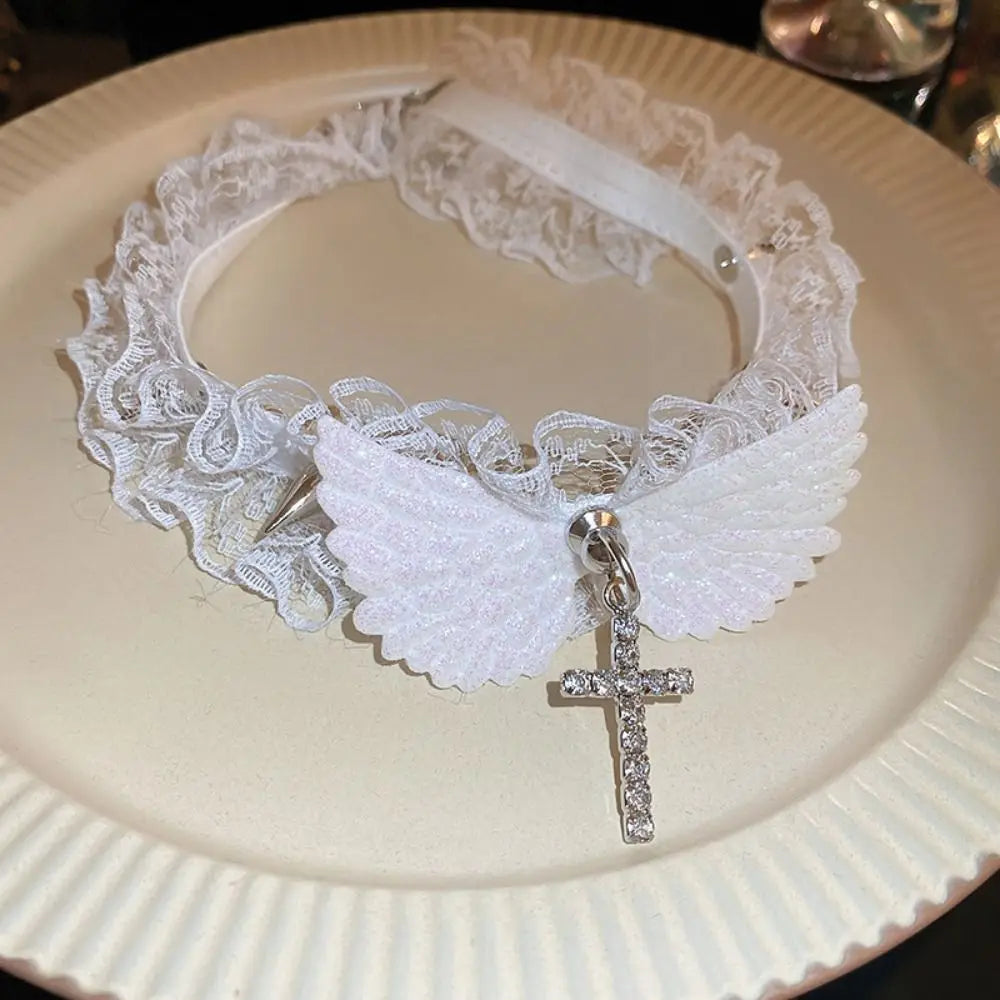 Kantencollier met witte engelenvleugelhanger