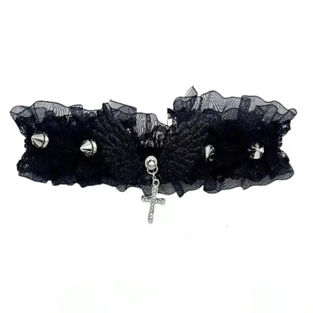 Kantencollier met zwarte engelenvleugelhanger