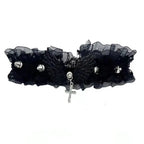 Kantencollier met zwarte engelenvleugelhanger