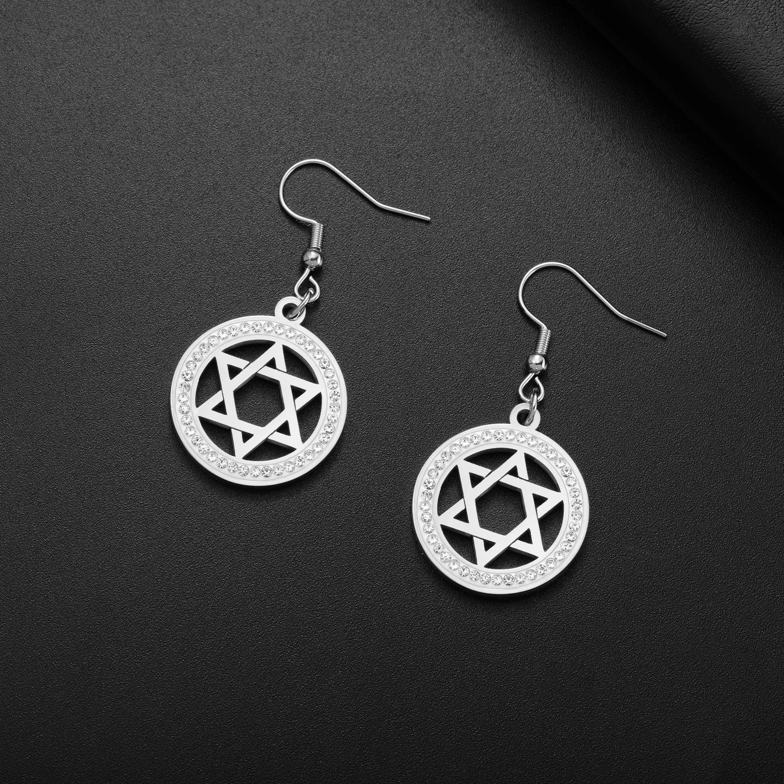 Oorbellen met hanger met de <span data-glossary-id="star-of-david">Davidster</span> en symbolische joodse strass in zilver