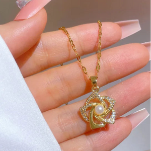 Collier Chic Pendentif Fleur Dorée et Perle