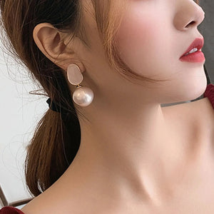 Boucles d'Oreilles de Style Rétro avec Perles Blanches rose