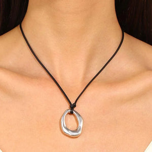 Collier Pendentif Goutte d'Eau Creuse lacet noir et argent