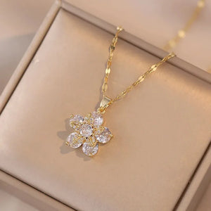 Collier Pendentif Fleur Colorée en Zircon blanc