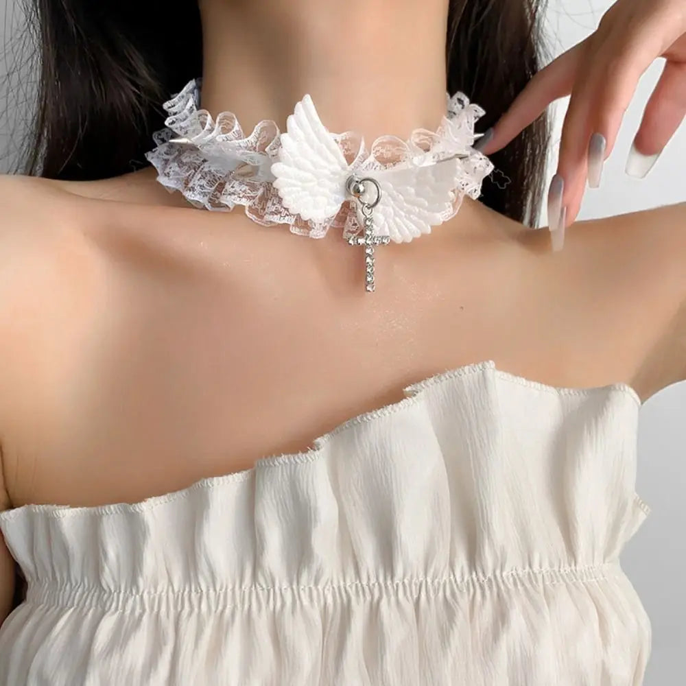 Kantencollier met witte engelenvleugelhanger