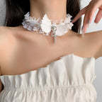 Kantencollier met witte engelenvleugelhanger