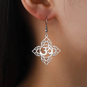 Boucle d'Oreille Om Bouddhiste argent