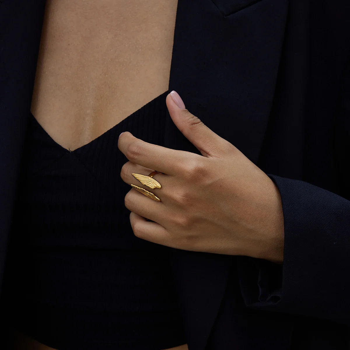 Brede ring met engelenvleugels