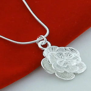 Collier Pendentif Grosse Fleur Elégante Argentée