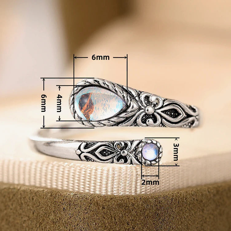 Verstelbare ring met verouderde look en twee maanstenen