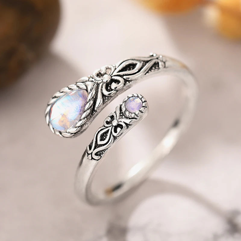 Verstelbare ring met verouderde look en twee maanstenen