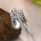 Verstelbare ring met verouderde look en twee maanstenen