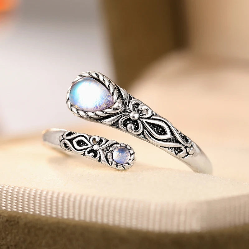 Verstelbare ring met verouderde look en twee maanstenen