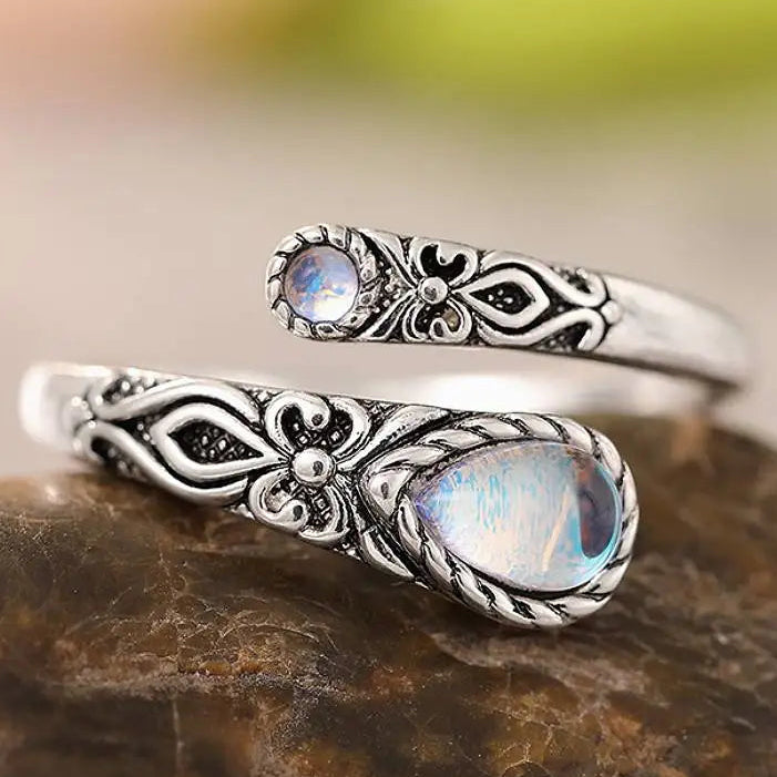 Verstelbare ring met verouderde look en twee maanstenen