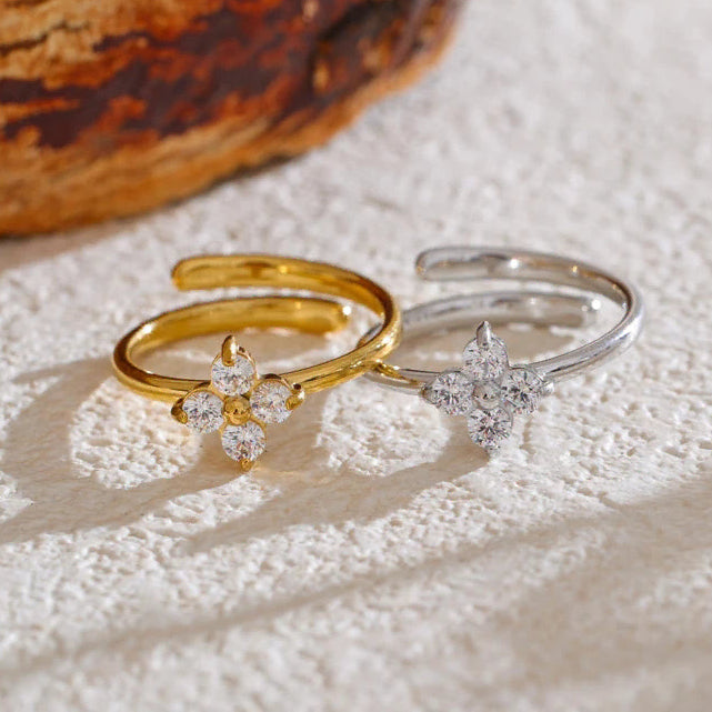 Verstelbare ring met klavertje en stras zilver