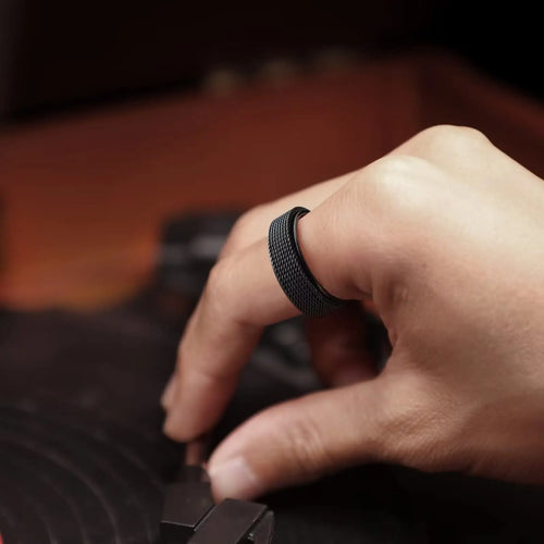 Draaibare anti-stressring met zwart gedraaid motief