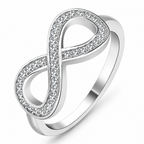 Ring met grafisch ontwerp van een oneindigheidssymbool, versierd met kristallen