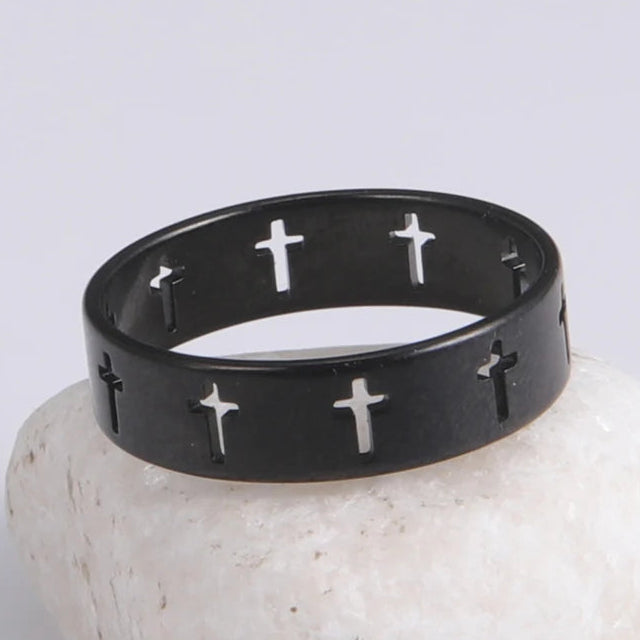 Ring met opengewerkte zwarte kruis