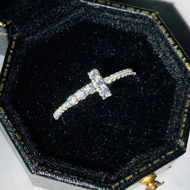 Ring met fonkelijk kruis