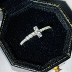 Ring met fonkelijk kruis