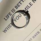 Ring met fonkelijk kruis