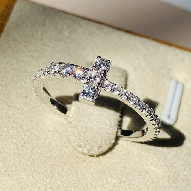 Ring met fonkelijk kruis