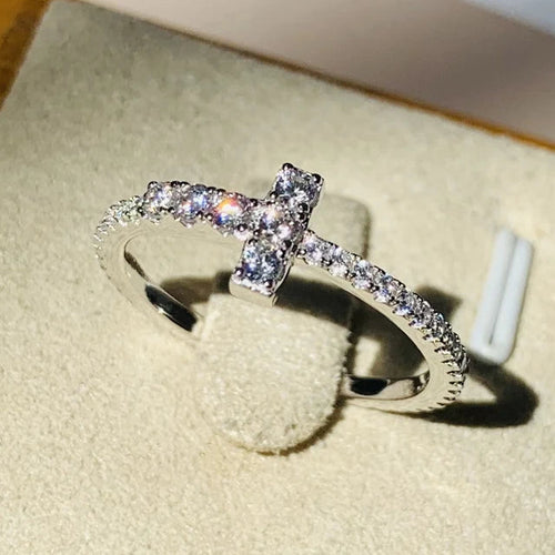 Ring met fonkelijk kruis