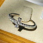Ring met fonkelijk kruis