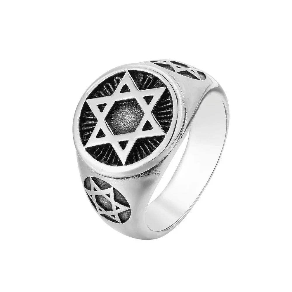 Ring met gegraveerde <span data-glossary-id="star-of-david">Davidsterren</span>, symbolisch voor het jodendom