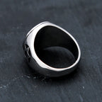 Ring met gegraveerde <span data-glossary-id="star-of-david">Davidsterren</span>, symbolisch voor het jodendom