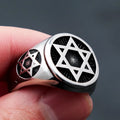 Ring met gegraveerde <span data-glossary-id="star-of-david">Davidsterren</span>, symbolisch voor het jodendom