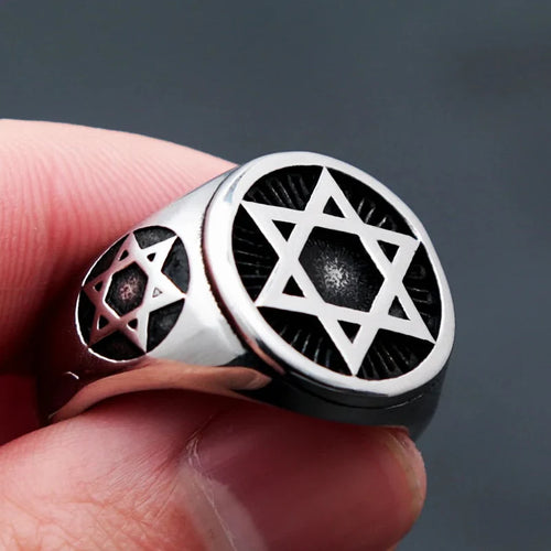 Ring met gegraveerde <span data-glossary-id="star-of-david">Davidsterren</span>, symbolisch voor het jodendom