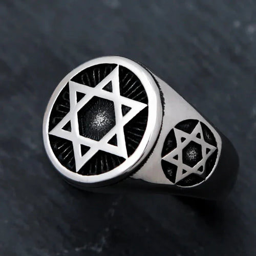 Ring met gegraveerde <span data-glossary-id="star-of-david">Davidsterren</span>, symbolisch voor het jodendom