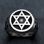 Ring met gegraveerde <span data-glossary-id="star-of-david">Davidsterren</span>, symbolisch voor het jodendom