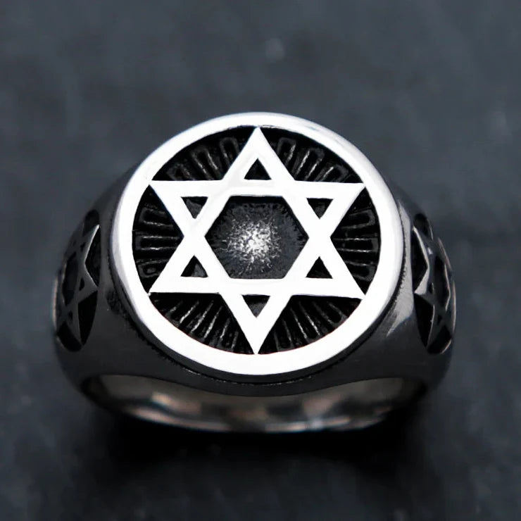 Ring met gegraveerde <span data-glossary-id="star-of-david">Davidsterren</span>, symbolisch voor het jodendom