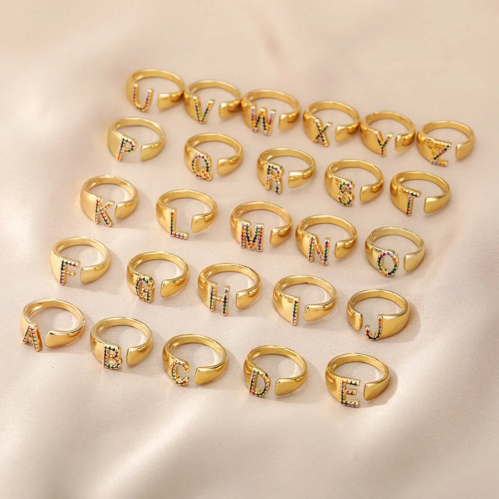 Brede gepersonaliseerde ring met regenbooginitiaal