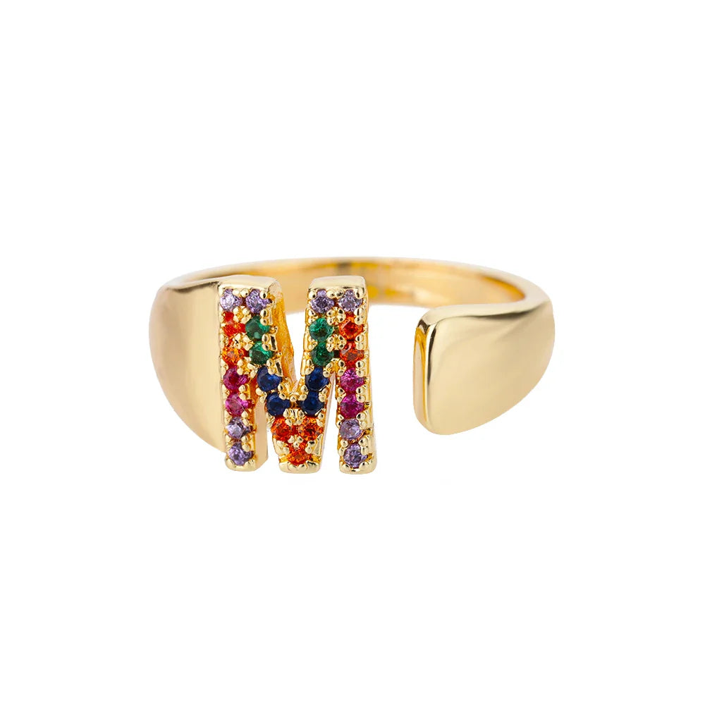 Brede gepersonaliseerde ring met regenbooginitiaal m