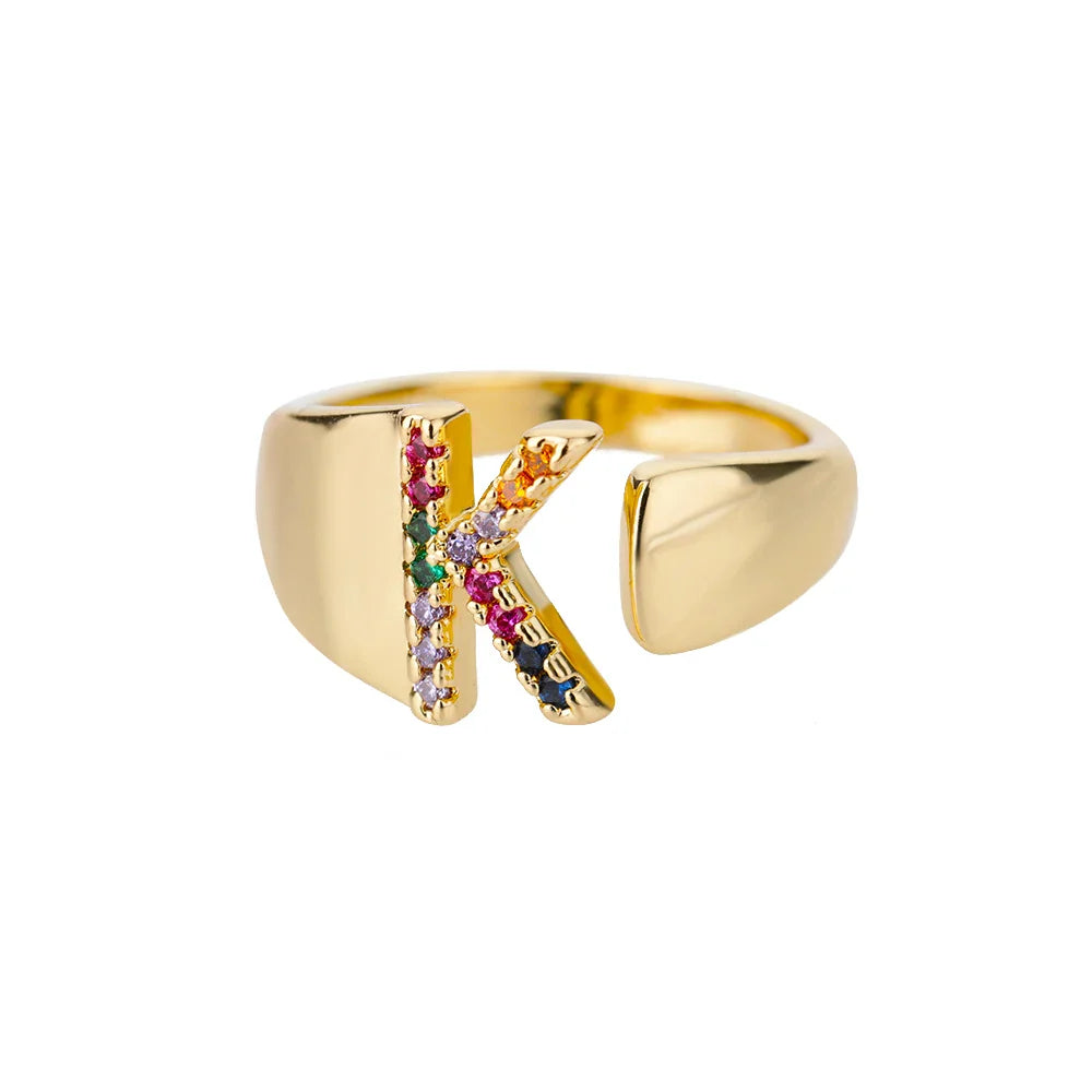 Brede gepersonaliseerde ring met regenbooginitiaal k