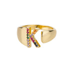 Brede gepersonaliseerde ring met regenbooginitiaal k