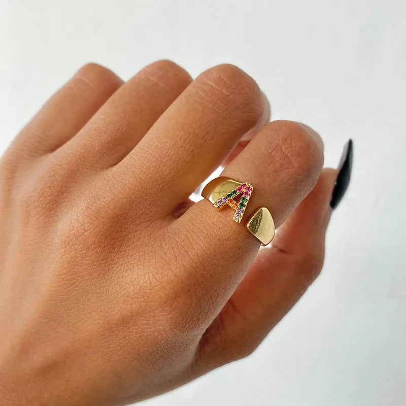 Brede gepersonaliseerde ring met regenbooginitiaal
