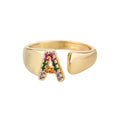 Brede gepersonaliseerde ring met regenbooginitiaal a