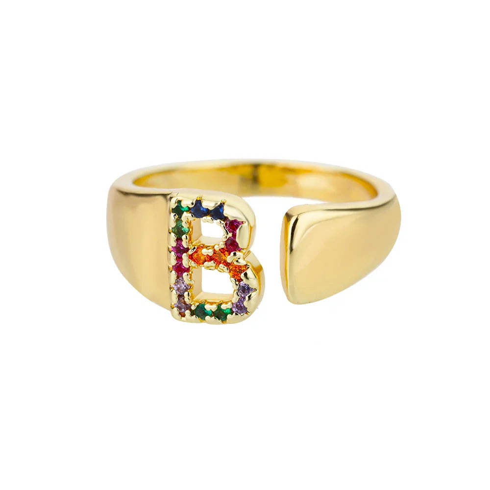 Brede gepersonaliseerde ring met regenbooginitiaal b